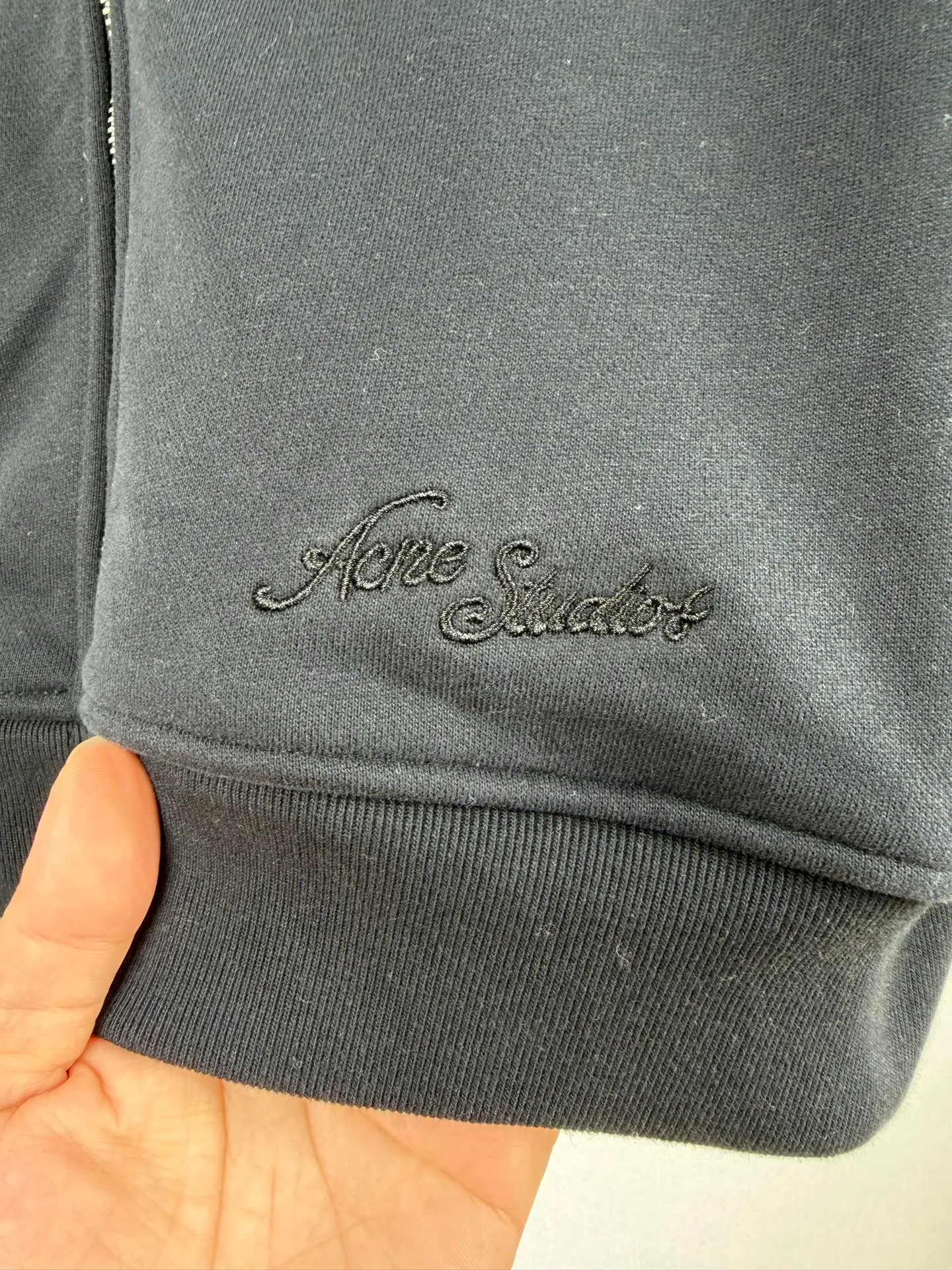 ACNE Studios embroidered logo zipper jacket. Customized cloud velvet double-ply soft cotton. Draped and crisp. The cloud is soft and skin-friendly. It is as quiet and melancholy as the deep sea mist blue. It smudges a collection-level luxury and elegance in silence. The echoing floral embroidery logo on the front and back is embroidered with fine silk thread to create the unique luxury logo totem of Acne Studios. It inherits the minimalist core of Scandinavia and integrates the edge of Retro street trend. The half-zip stand-up collar has a neat and elegant silhouette, redefining the style and aura of light luxury wear. Process 1: Using imported machine embroidery technology, using advanced computer control systems and precision mechanical components to realize the Acne Studios logo work with high precision and smooth and delicate lines. Process 2: The fabrics have been fermented and washed for better hand feel and texture. Not easy to deform, not easy to shrink, not easy to fade, and maintain long-term beauty. Accessories: Customized 1:1 Acne zipper Customized 1:1 Acne trademark Fit: Loose fit Size: S M L XL